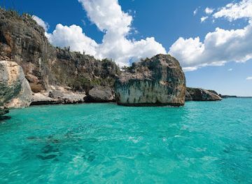 dominican-republic/sierra-de-bahoruco/attraction/playa-bahia-de-las-aguilas