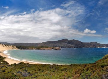 australia/tasman-peninsula/attraction/crescent-bay-beach