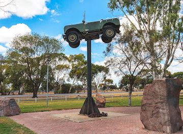 australia/limestone-coast/attraction/landrover-on-a-pole