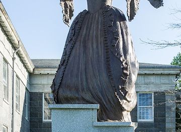 massachusetts/barnstable/attraction/mercy-otis-warren-statue