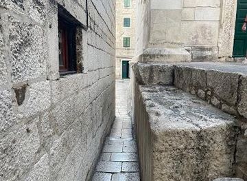 croatia/split/attraction/street-let-me-pass