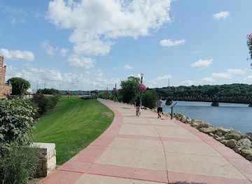 iowa/great-river-road/attraction/dubuque-shot-tower