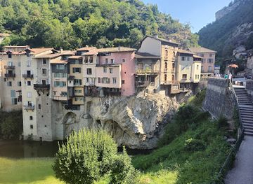 france/rhone-alpes/attraction/les-maisons-suspendues-de-pont-en-royans