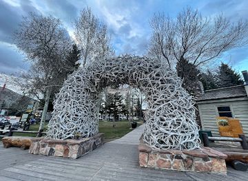wyoming/wind-river-range/attraction/jackson-hole-s-elk-antler-arch