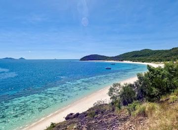 australia/whitsunday-islands/attraction/haslewood-island-lookout