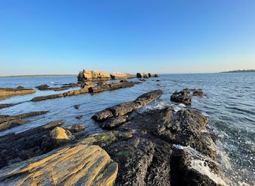 rhode-island/trustom-pond-national-wildlife-refuge/attraction/bonnet-rock