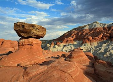 utah/mt-carmel/attraction/toadstool-hoodoos