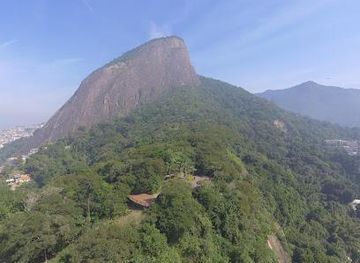 brazil/rio-de-janeiro/attraction/parque-natural-municipal-dois-irmaos-dois-cariocas-sergio-bernardes-e-alfredo-sirkis