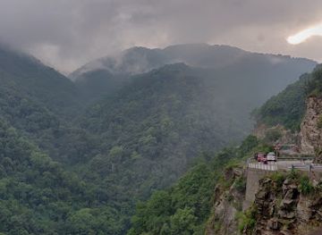 bhutan/tsirang/attraction/road-side-waterfall