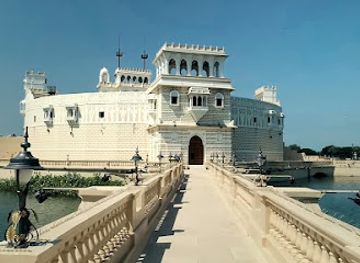 india/gujarat/attraction/lakhota-palace-and-museum