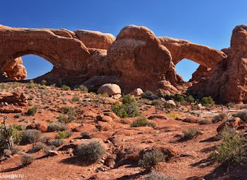 utah/arches-national-park/attraction/south-window-arch