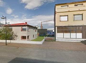 iceland/reykjanes-peninsula/attraction/whale-art-mural-by-colorees-art