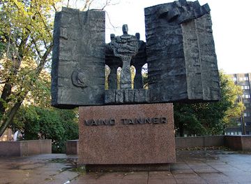 finland/uusimaa/attraction/tanner-s-gate-vaino-tanner-memorial-sculpture