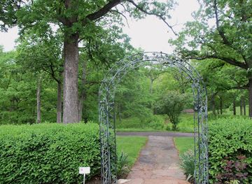 iowa/west-des-moines/attraction/clare-and-miles-mills-rose-garden