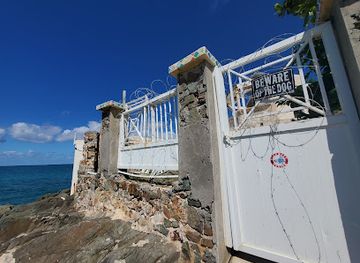 sint-maarten/cupecoy-beach/attraction/chez-raymond