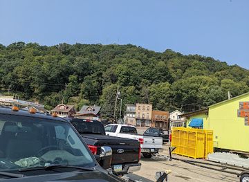 iowa/pikes-peak-state-park/attraction/big-buoys-tiki-bar