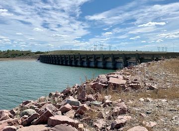 north-dakota/lake-sakakawea/attraction/garrison-dam