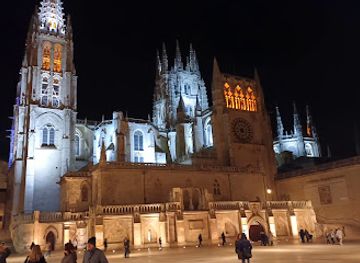 spain/burgos/attraction/estatua-de-mujer-mirando-al-rio-arlanzon
