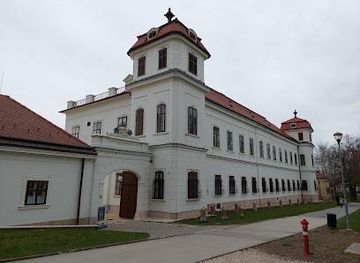 hungary/tatabanya/attraction/tata-esterhazy-kastely