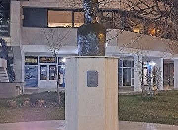 romania/focsani/attraction/statuia-lui-mihai-eminescu