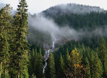 washington/snoqualmie-pass/attraction/cave-ridge-falls