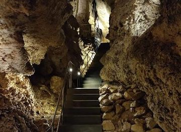 hungary/tatabanya/attraction/szemlo-hegyi-cave