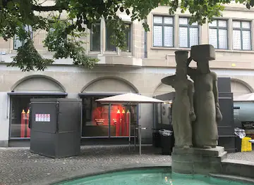Marktfrauen, Globusbrunnen