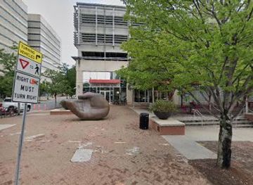 north-carolina/charlotte-area/attraction/giant-hand-sculpture