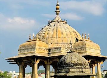 india/jaipur/attraction/maharaniyon-ki-chhatriyan