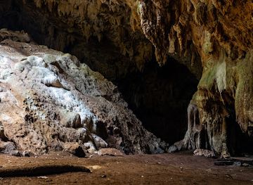 new-caledonia/south-province/attraction/grotte-de-la-reine-hortense