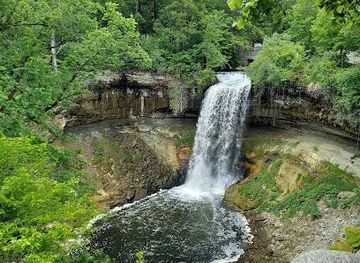 minnesota/minneapolis/attraction/minnehaha-falls-lower-glen-trail