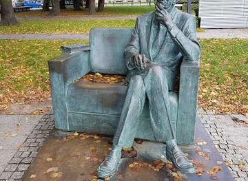 poland/warsaw/attraction/jan-karski-bench