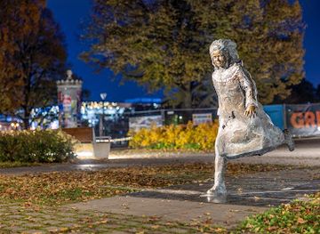 estonia/tartumaa/attraction/lydia-koidula-ja-johann-voldemar-jannseni-malestusvaljak