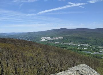 massachusetts/mohawk-trail-state-forest/attraction/busby-trail