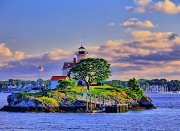 rhode-island/narragansett-bay/attraction/pomham-rocks-lighthouse
