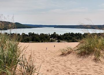 michigan/sleeping-bear-dunes-national-lakeshore/attraction/dunes-trail