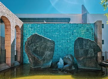 portugal/portimao/attraction/escultura-a-fonte-entre-os-menires