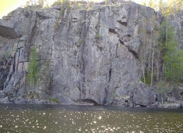 finland/finnish-lakeland/attraction/saimaa-geopark-kaarnavuori-overhanging-cliff