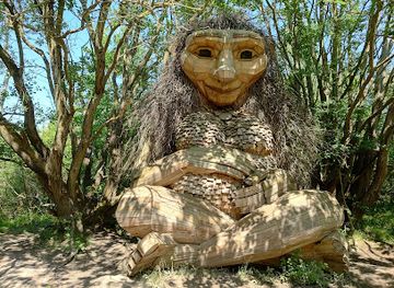 denmark/south-zealand/landmark/manemor-af-thomas-dambo