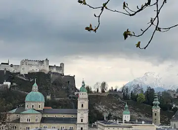 Sitzbank an der Stiege