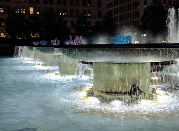 pennsylvania/pittsburgh/attraction/mellon-square