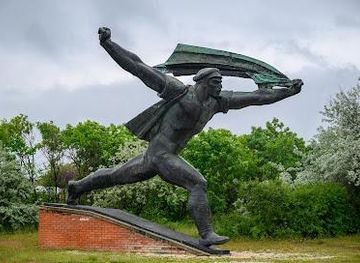 hungary/budapest/attraction/memento-park-statues-from-the-communist-dictatorship