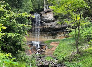 michigan/pictured-rocks-national-lakeshore/attraction/munising-falls-visitor-center