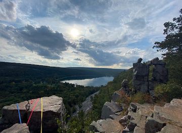 wisconsin/devil-s-lake-state-park/attraction/devil-s-doorway-loop-trailhead