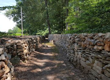 tennessee/mississippi-delta/attraction/wichahpi-commemorative-stone-wall