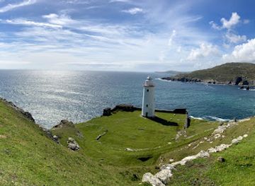 ireland/mizen-head/attraction/ardnakinna-lighthouse-teach-solais-ardnakinna