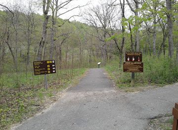 missouri/ha-ha-tonka-state-park/attraction/turkey-pen-hollow-trailhead