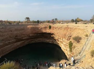 oman/salalah/attraction/sink-hole
