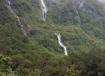new-zealand/fiordland-national-park/attraction/the-cleve-garth-falls