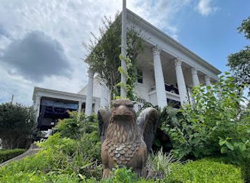 louisiana/plantation-country/attraction/the-mortuary-haunted-mansion